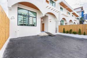 A modern building with a white facade, large windows, and a flat roof. - Villa C | 6BR Private Pool | Central Pattaya (Pattaya City)