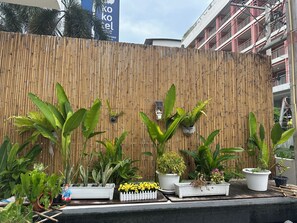A bamboo fence with various potted plants and flowers. - Villa C | 6BR Private Pool | Central Pattaya (Pattaya City)