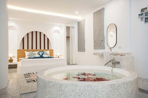 A modern bathroom with a freestanding bathtub, a large mirror, and a shower area. - Villa C | 6BR Private Pool | Central Pattaya (Pattaya City)