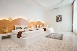 Ein modernes Hotelzimmer mit einem großen Bett, einem Nachttisch, einer Lampe und einem Bild an der Wand.
