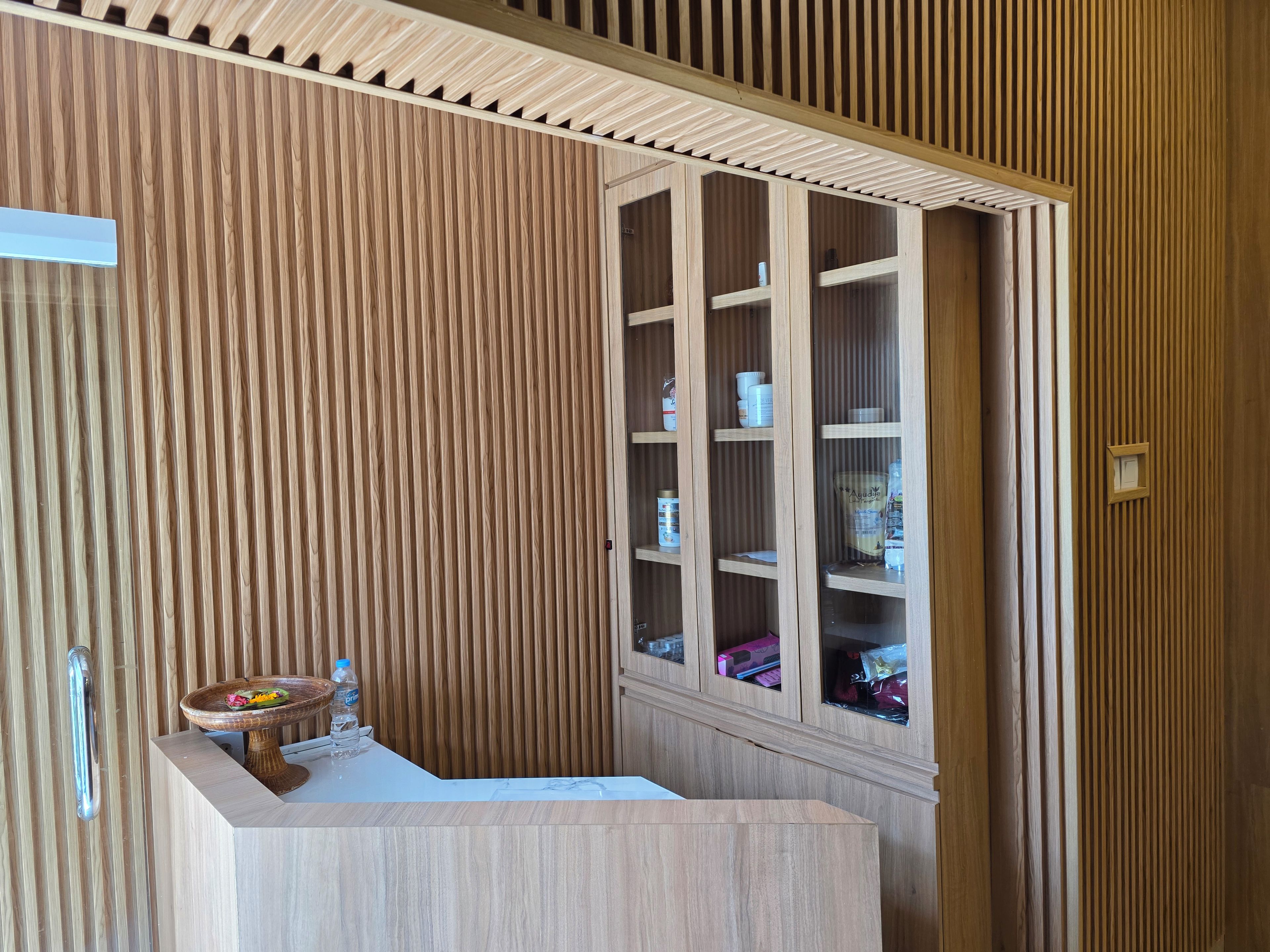 Interior de madera con un mueble empotrado que contiene diversos objetos.