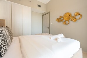 Una camera d'albergo con un letto, un armadio, una porta e un elemento decorativo al muro.