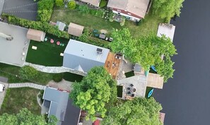 Ein Wohngebiet mit einem Haus, das eine große Terrasse und einen kleinen Pool hat.
