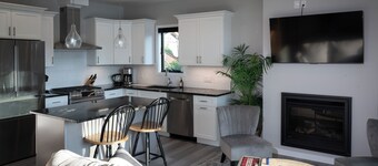 Spa & Sauna Getaway Lakefront Home