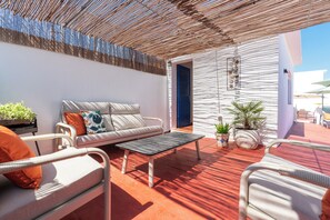 A sunlit outdoor seating area with a sofa, chairs, and a table. - Privilege St George House 5 Bedrooms & Hot Tub in the heart of Fuseta (Fuseta)