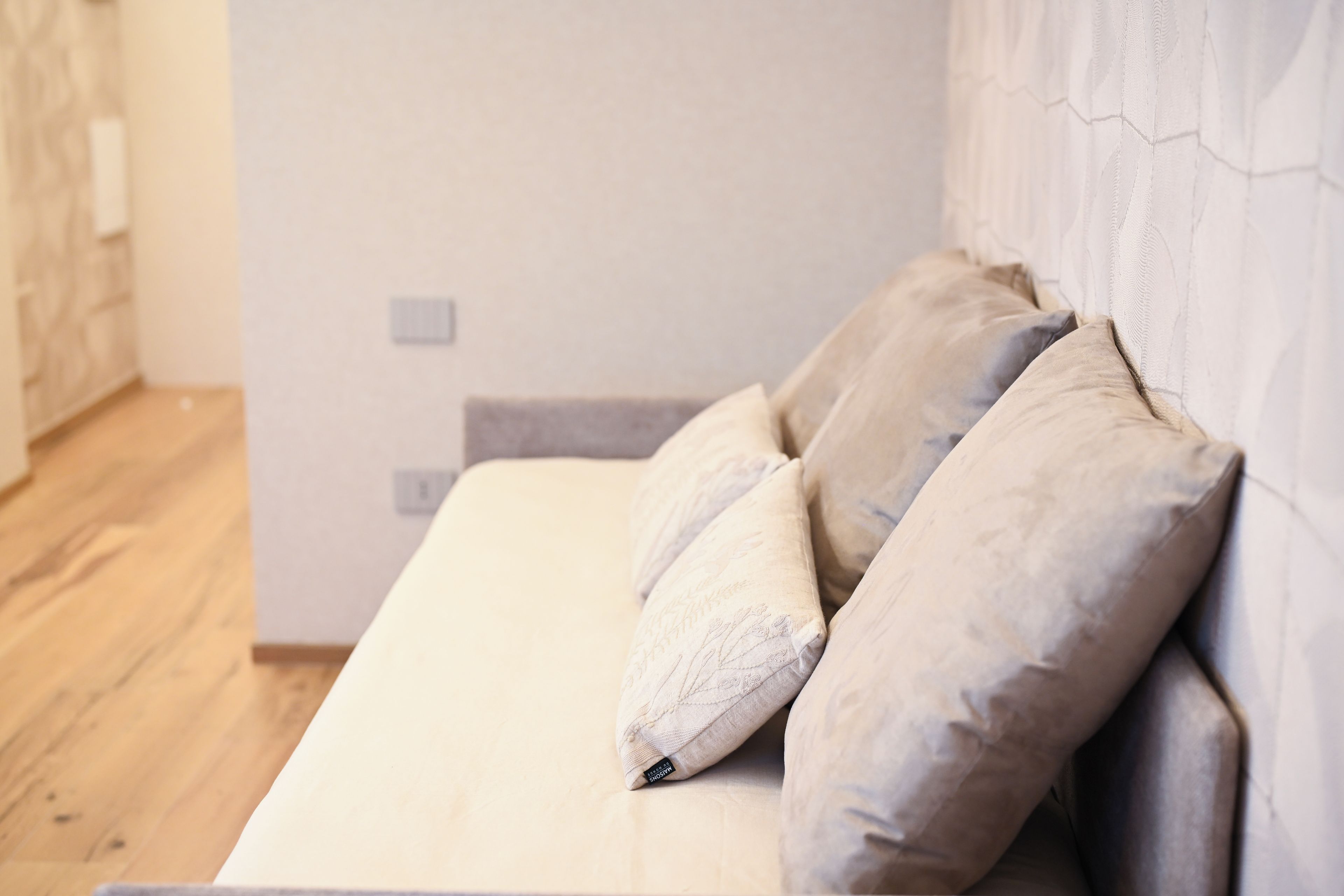 Ein modernes Wohnzimmer mit einer Couch und Kissen.