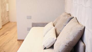 Ein modernes Wohnzimmer mit einer Couch und Kissen.