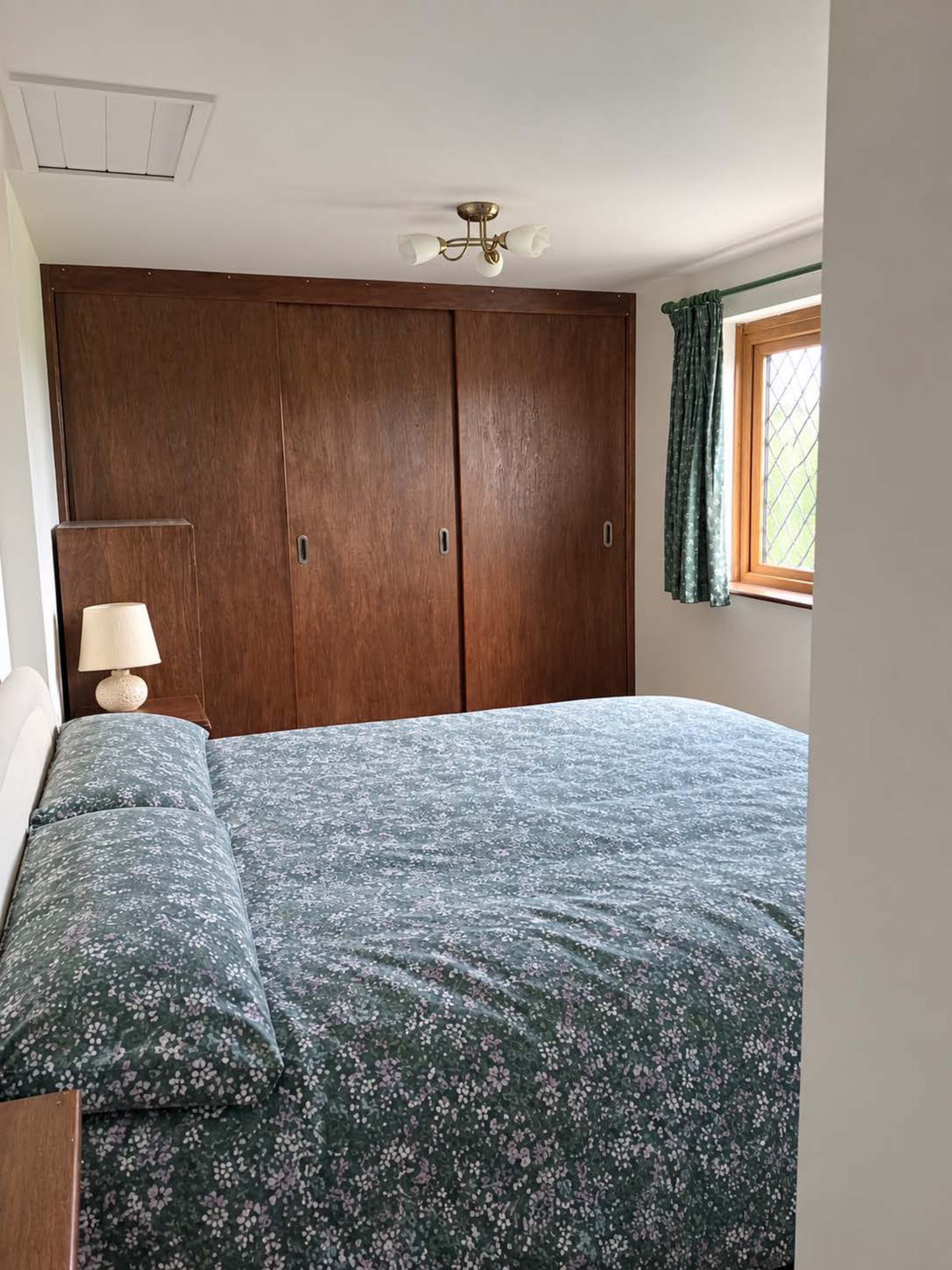 Comfortable King Sized bedroom with Countryside Character 