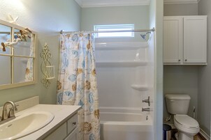 Un baño con bañera, inodoro y lavamanos.