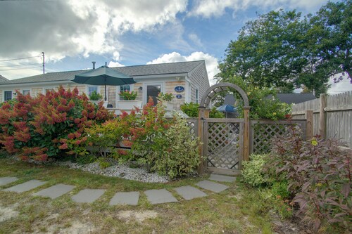 Walk to Beach & Eats! Dennis Port Cottage-2 Decks