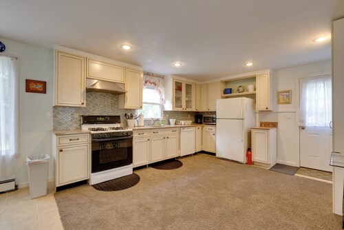 1 Mi to the Water! Mastic Beach Apt