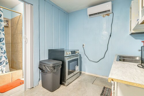 Gateway to Downtown Harlingen! Quaint Unit