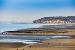 Eine Küstenlandschaft mit Klippen und einem Strand.