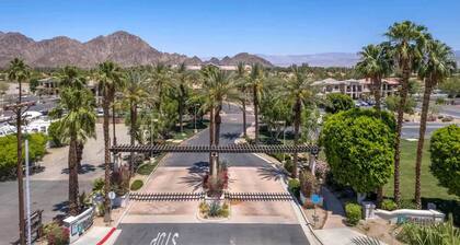 Casa Arenas Modern Desert Retreat in Old Town LQ