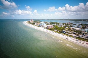 A coastal town with a beach, buildings, and a clear sky. - Sunny Lakeview Pool & Spa Retreat in South Fort Myers (Fort Myers)