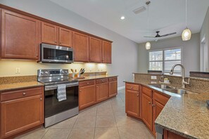 Lake Breeze at Emerson Square - Fully equipped kitchen with breakfast bar and breakfast nook overlooking the pool area and lake - Sunny Lakeview Pool & Spa Retreat in South Fort Myers (Fort Myers)