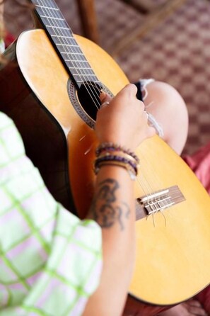 Una persona tocando una guitarra acústica.