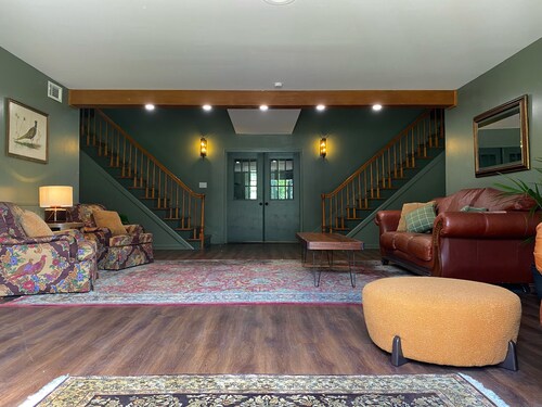 The Montgomery-Spacious 1BR with 2 Queen Beds