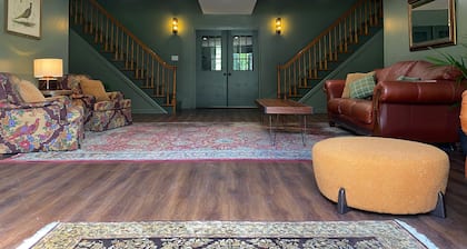 The Montgomery-Spacious 1BR with 2 Queen Beds