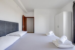 A hotel room with a bed, a wardrobe, and a door leading to another room. - Kotari Sukošan in Sukošan - Nord-Dalmatien / Kotari Sukošan in Sukošan - Appartement für 4 Personen AP5 (Sukošan)