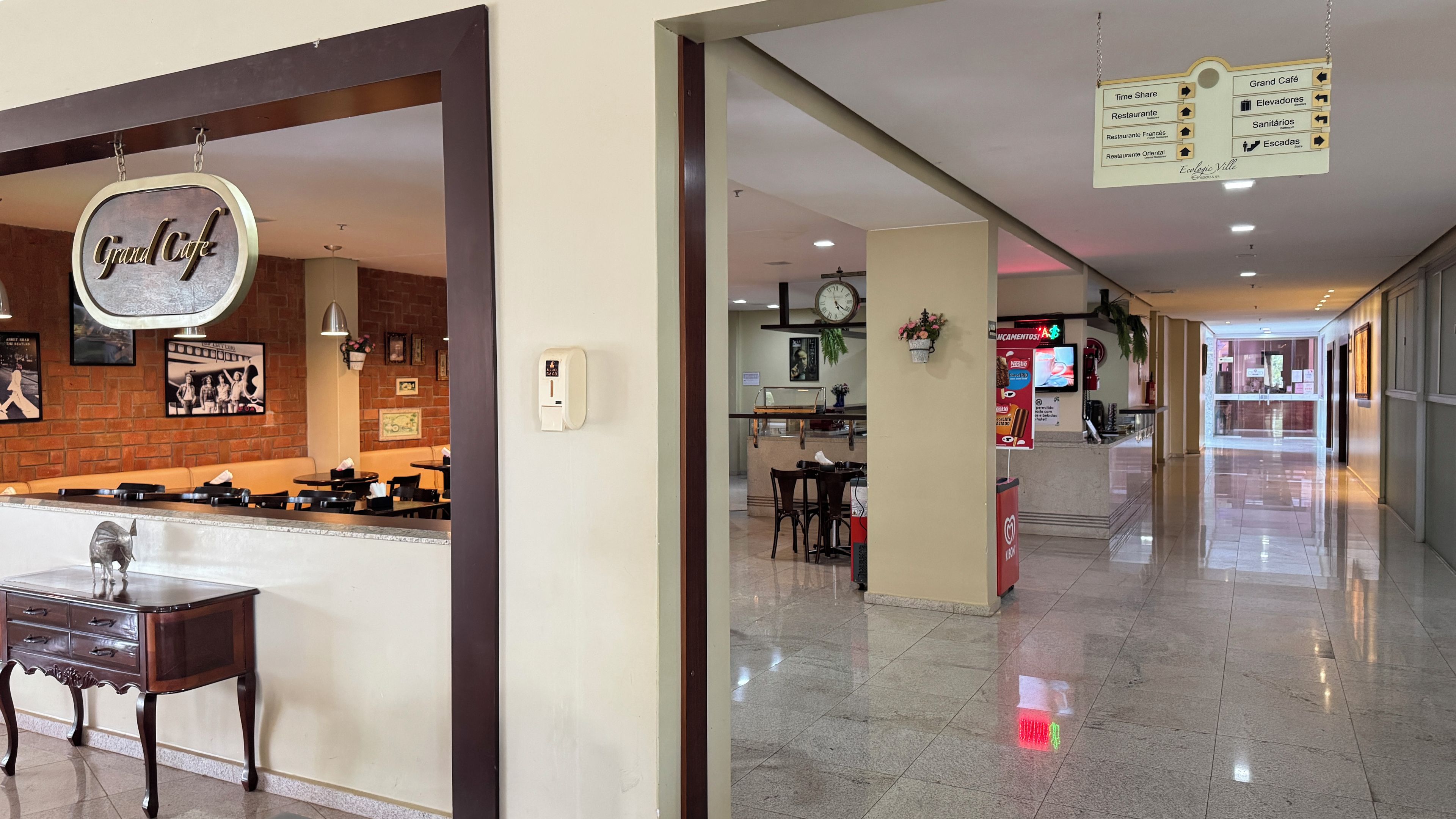 Um corredor de hotel com um Grand Café, um Restaurante Time Share e um McDonald's.