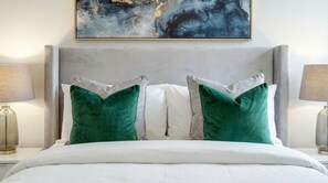 A bed with white bedding, two green pillows, and a grey headboard. - 2-Bed 2-Bath London Apartment, Fast Transport Links - Business & Long Stays (LONDON)