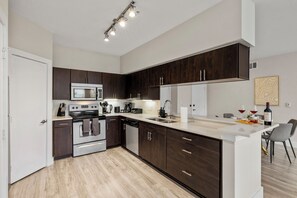 Private kitchen - 2-bedroom apartment in adorable Dallas with cool AC and gym access (Dallas)