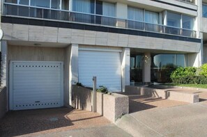 Exterior detail - Apartment 304 - Oceanfront building, with a garage. (Montevideo)