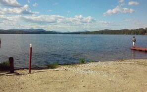 Un lac avec un quai et une personne qui pêche.