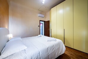 Une chambre d’hôtel équipée d’un lit, d’une armoire et d’un appareil de climatisation.