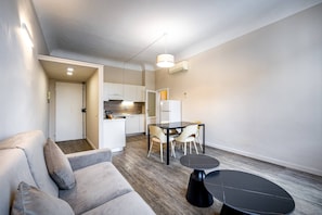 A modern apartment with a living area, dining space, and kitchen. - Scala 111 3P (Florence)