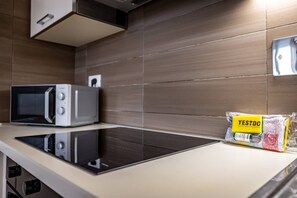 A kitchen with a microwave, toaster, and a package labeled YESYDO. - Scala 111 3P (Florence)