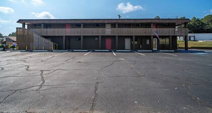 Cozy Retro-Modern Room · Clean + quiet · Self Check-In · Family-Friendly Stay in Lawrenceburg