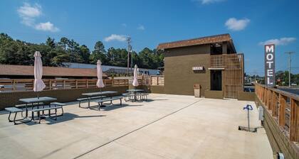 Cozy Retro-Modern Room · Clean + quiet · Self Check-In · Family-Friendly Stay in Lawrenceburg