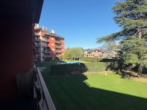 Un quartier résidentiel doté d’une piscine, d’une pelouse bien entretenue et offrant une vue sur une montagne.