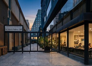 A hotel entrance with a sign reading 'EDIFICIO GRAN PROVIDENCIA Av. Pedro de Valdivia 150'. - Apart Hotel Cambiaso (Providencia)