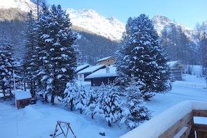 A snow-covered mountain landscape with wooden cabins and trees. - Polaris 1 006 - LUXE & SKI LIFT apartment for 6 people (Zinal)