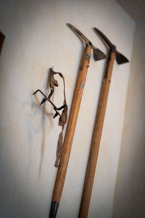 Two tools, a hammer and a sickle, mounted on a wall. - Apartment 'Nanno' in Tux (Tux)