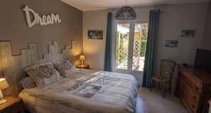 A bedroom with a bed, a desk, a chair, a lamp, and a window with curtains. - Bed and Breakfast 'Chambre - Le Clos Des Fontaines' with Private Pool, Wi-Fi and Air Conditioning (Pernes-les-Fontaines)