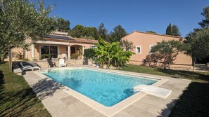 A swimming pool with a tiled deck, surrounded by grass and trees. - Bed and Breakfast 'Chambre - Le Clos Des Fontaines' with Private Pool, Wi-Fi and Air Conditioning (Pernes-les-Fontaines)