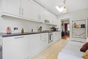Unclassified image, 5 of 16, button - Charming 2-Bedroom Cottage 3 Minutes from Aviva Stadium (Dublin)