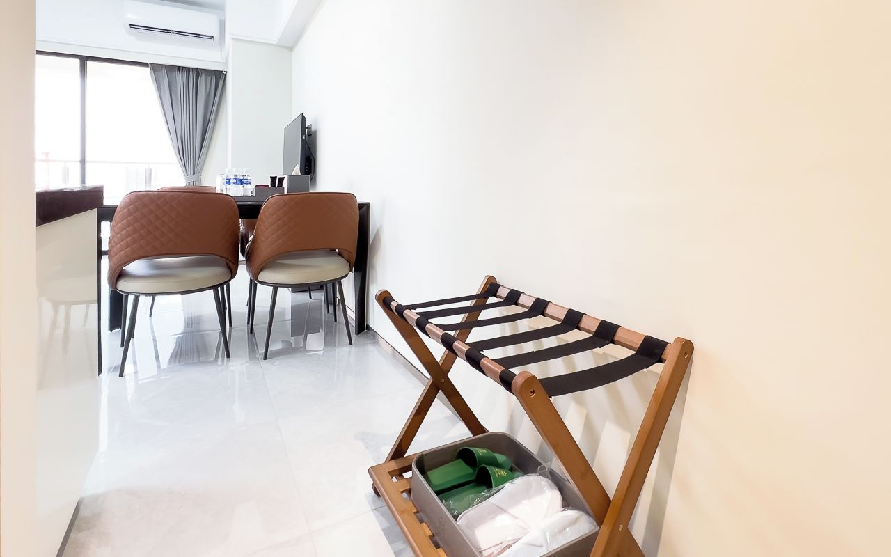 Habitación de hotel moderna con comedor, televisor y zona de estar.