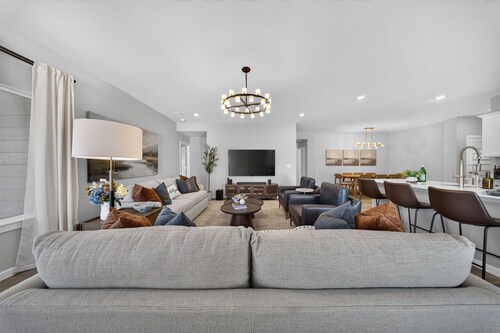 Refined Luxury | Hot Tub + Gym | Dog friendly | Near Amphitheater