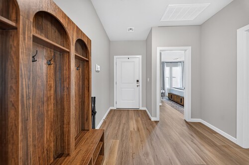 Refined Luxury | Hot Tub + Gym | Dog friendly | Near Amphitheater