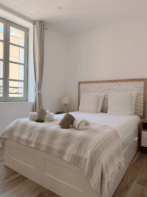 Unclassified image, 2 of 9, button - Appartement vue mer à 2 pas du port (Saint-Tropez)
