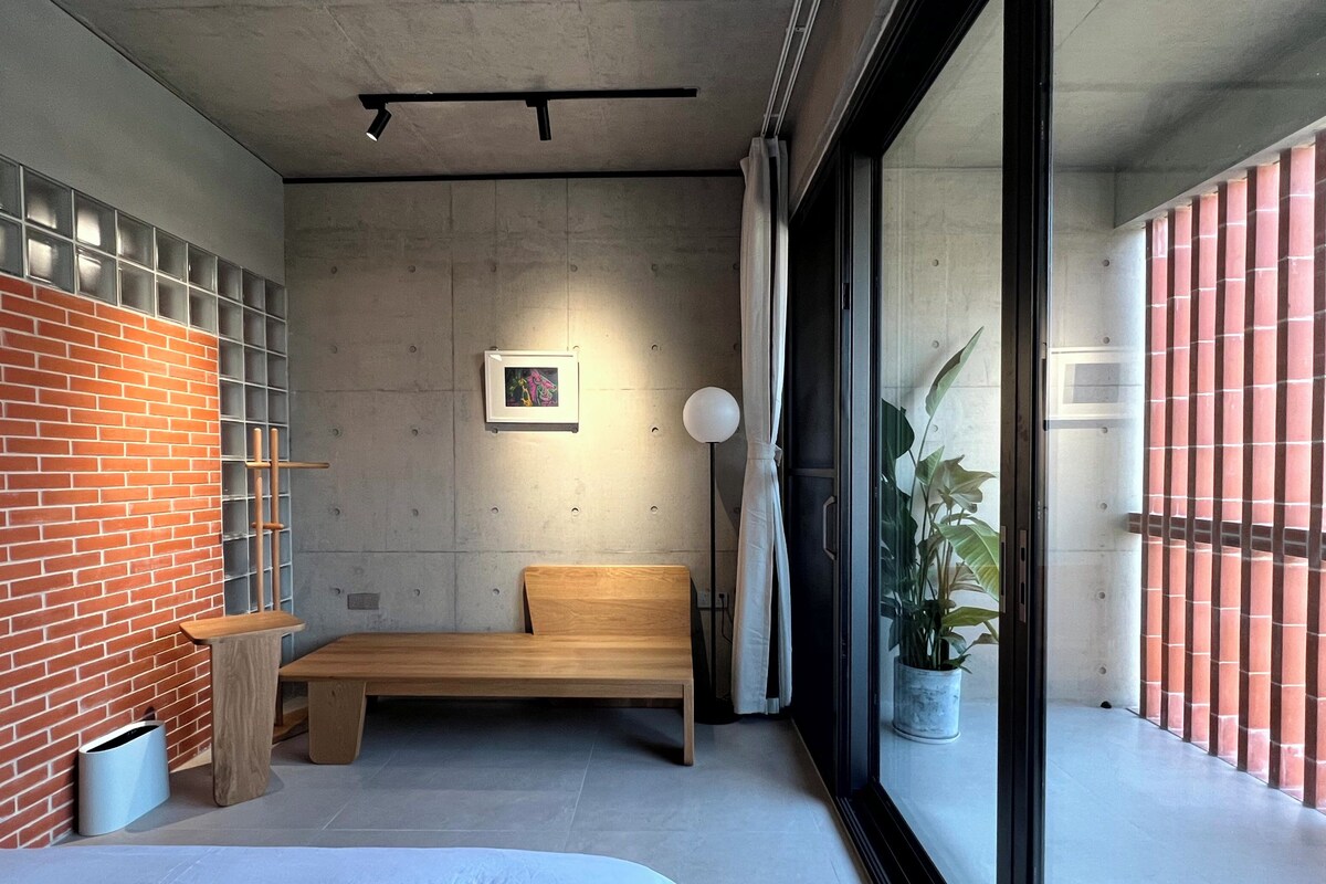 Blackout drapes, WiFi (free)