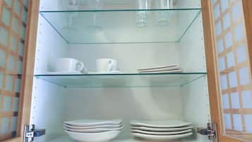 Ein Schrank mit drei Einlegebögen, auf denen verschiedene Gegenstände stehen.