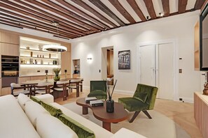 Ein modernes Wohnzimmer mit Essbereich, Holzbalkendecke, Kamin und Fernseher.