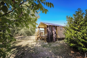 A wooden cabin with a porch, surrounded by trees and a clear sky. - The Adelaide Lodge - Nature & Tranquility (Cahuzac-sur-Vère)