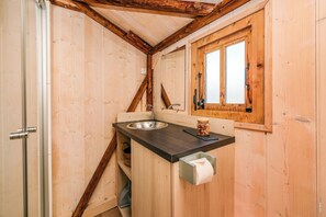 A wooden bathroom with a sink, mirror, and window. - The Adelaide Lodge - Nature & Tranquility (Cahuzac-sur-Vère)
